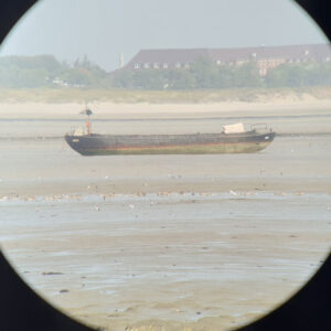 Blick durchs Spektiv auf Schiff unf Föhr